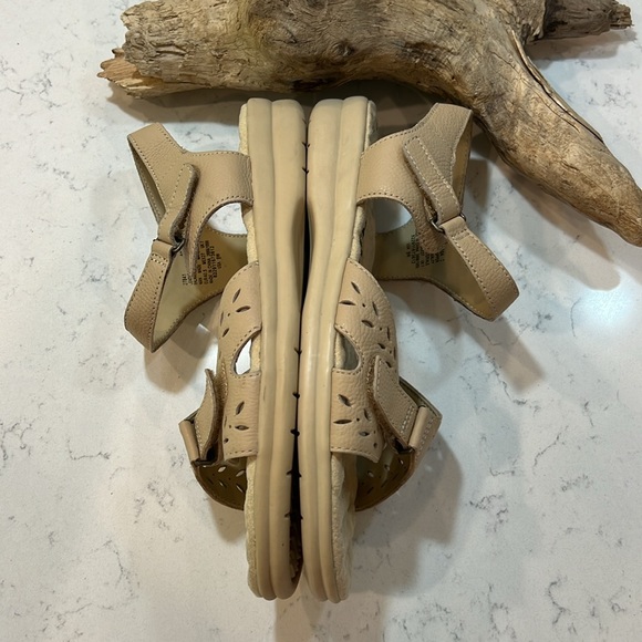 Cobbie Cuddlers  Comfort Velcro cream colored sandals size 9 - Picture 13 of 16